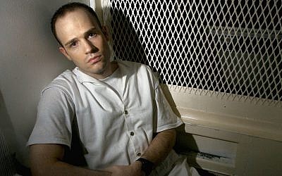 Dans cette photo du 3 décembre 2003, le condamné à mort Randy Halprin, alors âgé de 26 ans, est assis dans une cellule de visite à l'unité Polunsky à Livingston, Texas. Halprin, un détenu juif dans le couloir de la mort qui faisait partie de la bande des prisonniers évadés "Texas 7", a déposé un recours en appel au motif que l'ancien juge du comté Vickers Cunningham, qui l'a condamné, était antisémite et avait fréquemment utilisé des insultes racistes. Halprin soutient que Cunningham aurait dû se récuser. (AP Photo/Brett Coomer, File) Dans cette photo du 3 décembre 2003, le condamné à mort Randy Halprin, alors âgé de 26 ans, est assis dans une cellule de visite à l'unité Polunsky à Livingston, Texas. Halprin, un détenu juif dans le couloir de la mort qui faisait partie de la bande des prisonniers évadés "Texas 7", a déposé un recours en appel au motif que l'ancien juge du comté Vickers Cunningham, qui l'a condamné, était antisémite et avait fréquemment utilisé des insultes racistes. Halprin soutient que Cunningham aurait dû se récuser. (AP Photo/Brett Coomer, File)