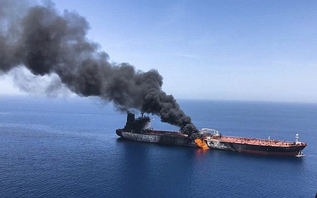 Un pétrolier en feu dans le golfe d'Oman, le 13 juin 2019, près du détroit stratégique d'Ormuz, où deux navires auraient été attaqués. (Crédit : Photo AP / ISNA) Un pétrolier en feu dans le golfe d'Oman, le 13 juin 2019, près du détroit stratégique d'Ormuz, où deux navires auraient été attaqués. (Crédit : Photo AP / ISNA)