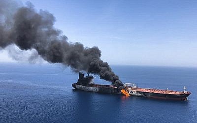 Un pétrolier en feu en mer d'Oman, le 13 juin 2019. (Crédit : AP)