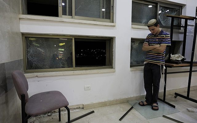 Un élève dans une école religieuse de Sdérot, en Israël, après une frappe à la roquette de la bande de Gaza, le 13 juin 2019 (Crédit : AP/Tsafrir Abayov) Un élève dans une école religieuse de Sdérot, en Israël, après une frappe à la roquette de la bande de Gaza, le 13 juin 2019 (Crédit : AP/Tsafrir Abayov)