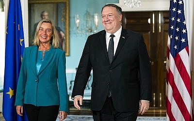 Le secrétaire d'État américain Mike Pompeo en compagnie de la Haute représentante de l'Union européenne Federica Mogherini dans la salle des traités du Département d'État à Washington, le 18 juin 2019. (AP Photo/Manuel Balce Ceneta) Le secrétaire d'État américain Mike Pompeo en compagnie de la Haute représentante de l'Union européenne Federica Mogherini dans la salle des traités du Département d'État à Washington, le 18 juin 2019. (AP Photo/Manuel Balce Ceneta)