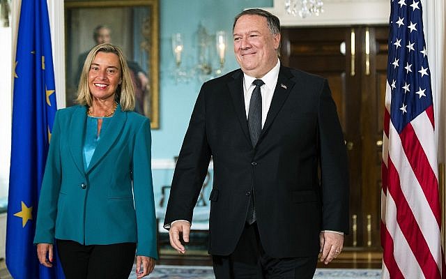 Le secrétaire d'État américain Mike Pompeo en compagnie de la Haute représentante de l'Union européenne Federica Mogherini dans la salle des traités du Département d'État à Washington, le 18 juin 2019. (AP Photo/Manuel Balce Ceneta) Le secrétaire d'État américain Mike Pompeo en compagnie de la Haute représentante de l'Union européenne Federica Mogherini dans la salle des traités du Département d'État à Washington, le 18 juin 2019. (AP Photo/Manuel Balce Ceneta)