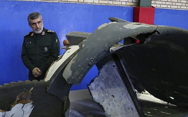 Le chef de la division aérospatiale des Gardiens de la révolution, le général de brigade Amir Ali Hajizadeh, examine les débris de ce que la division décrit comme le drone américain qui a été abattu jeudi 21 juin 2019 à Téhéran, Iran. (Meghdad Madadi/Tasnim News Agency/via AP) Le chef de la division aérospatiale des Gardiens de la révolution, le général de brigade Amir Ali Hajizadeh, examine les débris de ce que la division décrit comme le drone américain qui a été abattu jeudi 21 juin 2019 à Téhéran, Iran. (Meghdad Madadi/Tasnim News Agency/via AP)