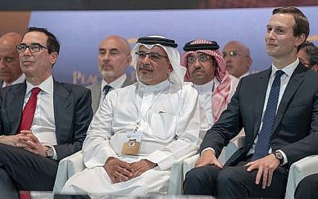 De gauche à droite, le secrétaire au Trésor américain Steven Mnuchin, le prince héritier Salman bin Hamad Al Khalifa et Jared Kushner, conseiller principal de la Maison-Blanche, assistent à la séance inaugurale de l'atelier "Peace to Prosperity" à Manama, Bahrein, le 25juin 2019. (Bahrain News Agency via AP)