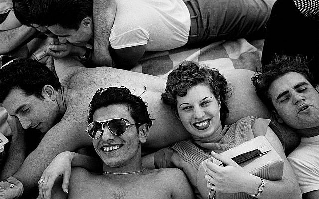 Zoom sur la photo "Adolescents de Coney Island" prise par Harold Feinstein en 1949. (Crédit : Harold Feinstein/autorisation) Zoom sur la photo "Adolescents de Coney Island" prise par Harold Feinstein en 1949. (Crédit : Harold Feinstein/autorisation)