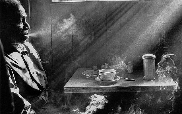 Zoom sur une phhoto d'un homme fumant une cigarette dans un diner, 1974. (Harold Feinstein/autorisation) Zoom sur une phhoto d'un homme fumant une cigarette dans un diner, 1974. (Harold Feinstein/autorisation)