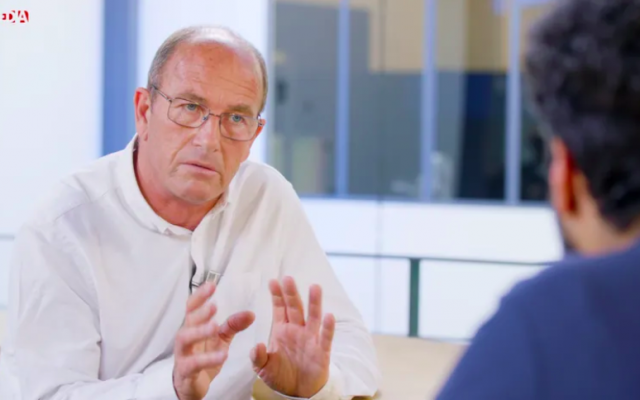 Le blogueur, prof et militant Etienne Chouard dans les studios du Média. (Crédit photo : capture d’écran Le Média)