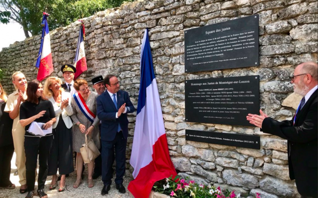 L'ancien président français François Hollande participe à l'inauguration du « square des Justes » de la commune de Montségur-sur-Lauzon, dans la Drôme. (Crédit photo : Twitter / François Hollande)