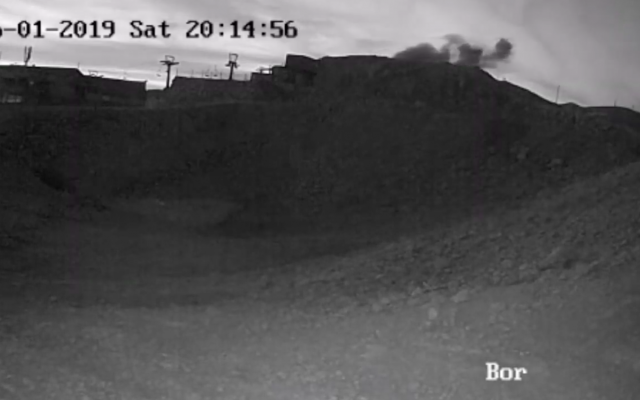 Capture d'écran de la vidéo publiée par la station de ski du Mont Hermon au moment de l'attaque de roquettes.