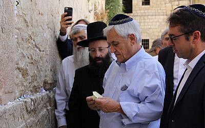 Le président chilien Sebastian Piñera, (au centre), en chemise bleue, au mur Occidental de Jérusalem, le 24 juin 2019. (Crédit : Western Wall Heritage Foundation)