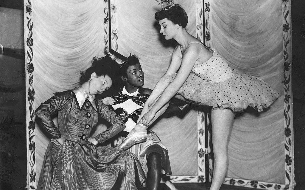 Au théâtre de Cambridge, en décembre 1949, les danseurs  Gillian Moran et Adele posent avec Audrey Hepburn dans une publicité pour 'Sauce Tartare.' (Crédit : Heritage Images/Keystone Archivers/akg-images)