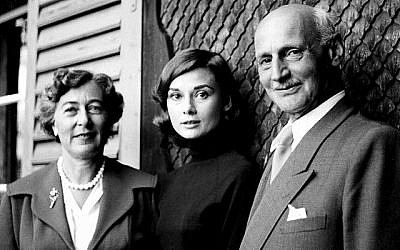 En 1957, la tension de la journée passée en Suisse avec Elfriede et Otto Frank est visible sur le visage d'Audrey Hepburn. Otto Frank lui avait demandé de tenir le rôle de sa fille, Anne, dans un prochain film ; une offre qu'elle avait décliné pour des raisons variées (Crédit : Eva Schloss, photographe; Maison Anne Frank )