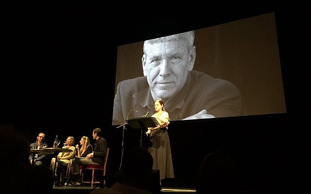 Ce 17 juin, au théâtre de l’Odéon, à Paris, une soirée était organisée en hommage à l’écrivain israélien Amos Oz. (Crédit photo : @DeniseSarah / Twitter) Ce 17 juin, au théâtre de l’Odéon, à Paris, une soirée était organisée en hommage à l’écrivain israélien Amos Oz. (Crédit photo : @DeniseSarah / Twitter)
