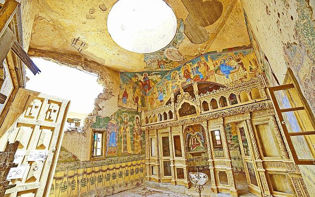 Les fresques ornées et colorées sont pour la plupart intactes malgré des décennies d'abandon de ce monastère roumain, le dernier bâtiment de l'église au pays des monastères à être déminé, dans une photo publiée par le ministère de la Défense le 20 juin 2019. (Avec l'aimable autorisation du ministère de la Défense) Les fresques ornées et colorées sont pour la plupart intactes malgré des décennies d'abandon de ce monastère roumain, le dernier bâtiment de l'église au pays des monastères à être déminé, dans une photo publiée par le ministère de la Défense le 20 juin 2019. (Avec l'aimable autorisation du ministère de la Défense)