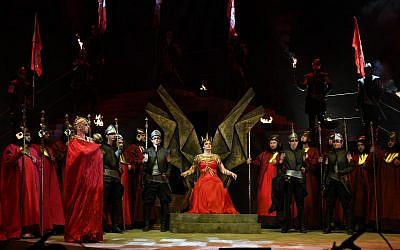 La reine Abigaille sur le trône dans le cadre de l'opéra Nabucco de Verdi,  interprété le 20 juin 2019 à Brekhat HaSultan, à Jérusalem (Crédit : Eithan Elkin)