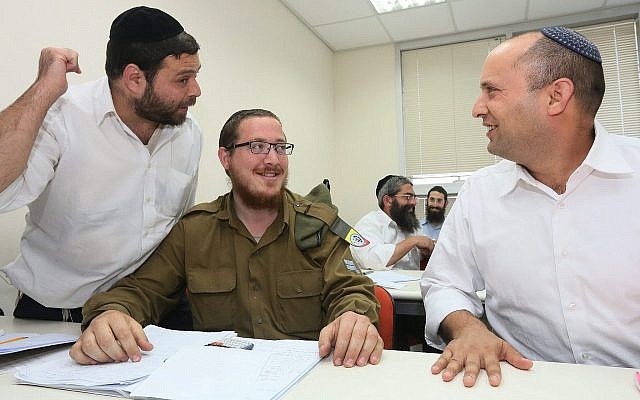 Le ministre de l'Economie en 2013, Naftali Bennett, en visite dans un centre de Bnei Brak, dans le centre du pays, où les femmes et les hommes religieux reçoivent un enseignement en maths, en anglais et autres matières essentielles qui ne sont pas enseignées dans les écoles et dans les séminaires ultra-orthodoxes, le 25 avril 2013 (Crédit : Assaf Shilo/Economy Minister/Flash90)