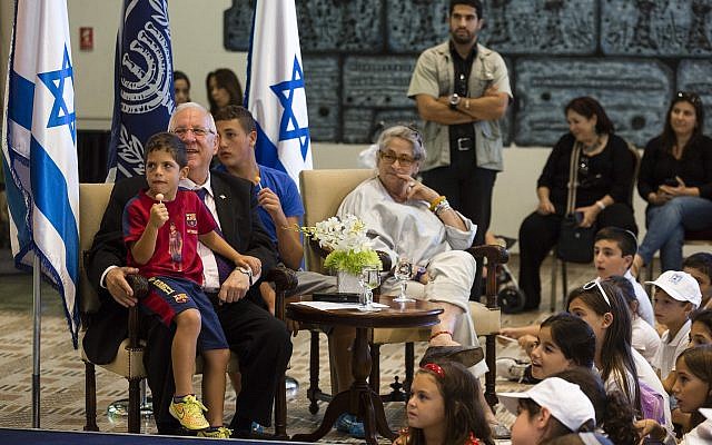 Des enfants des villes frontalières de Gaza sont accueillis à la résidence du président Reuven Rivlin à Jérusalem, le 7 août 2014 (Crédit : Flash90) Des enfants des villes frontalières de Gaza sont accueillis à la résidence du président Reuven Rivlin à Jérusalem, le 7 août 2014 (Crédit : Flash90)