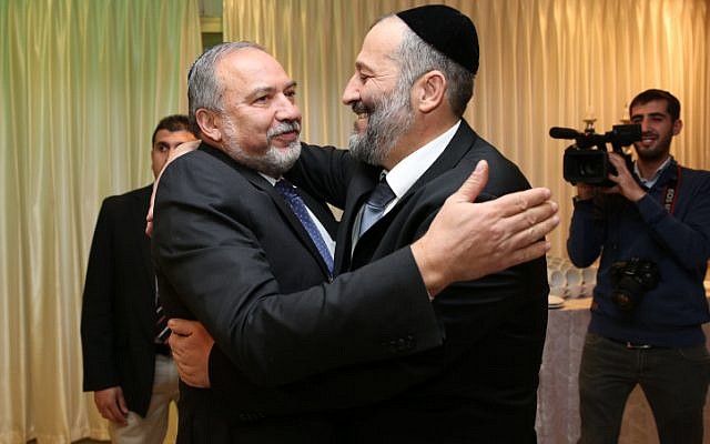 Aryeh Deri, chef du parti ultra-orthodoxe Shas, (à droite) et Avigdor Liberman, chef du parti Yisrael Beyteinu, lors des "Sheva Brachot" de la fille de Deri, le 23 décembre 2015. (Yaacov Cohen/FLASH90) Aryeh Deri, chef du parti ultra-orthodoxe Shas, (à droite) et Avigdor Liberman, chef du parti Yisrael Beyteinu, lors des "Sheva Brachot" de la fille de Deri, le 23 décembre 2015. (Yaacov Cohen/FLASH90)