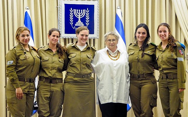 L'épouse du président israélien Nechama Rivlin reçoit des soldats seuls à l'occasion de la fête de Pessah à la résidence présidentielle, le 20 avril 2016. (Crédit : Tomer Reichman/GPO) L'épouse du président israélien Nechama Rivlin reçoit des soldats seuls à l'occasion de la fête de Pessah à la résidence présidentielle, le 20 avril 2016. (Crédit : Tomer Reichman/GPO)