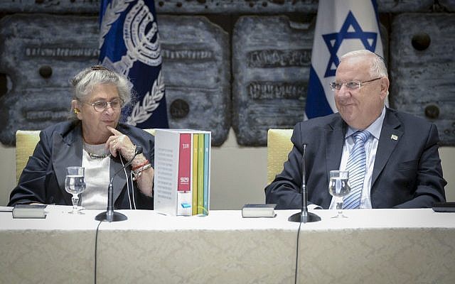 Le président israélien Reuven Rivlin et sa femme Nechama à un cours de Bible dans le cadre du projet 929, à la résidence prsidentielle, le 4 décembre 2016. (Crédit : Mark Neyman/GPO) Le président israélien Reuven Rivlin et sa femme Nechama à un cours de Bible dans le cadre du projet 929, à la résidence prsidentielle, le 4 décembre 2016. (Crédit : Mark Neyman/GPO)