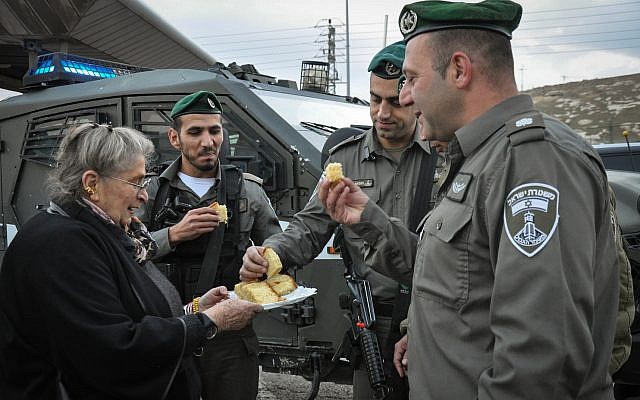 L'épouse du président Reuven Rivlin, Nechama, fait une visite surprise aux garde-frontières stationnés au checkpoint d'A-zaim pendant le fête juive de Hanoukka, le 28 décembre 2016 (Crédit : GPO) L'épouse du président Reuven Rivlin, Nechama, fait une visite surprise aux garde-frontières stationnés au checkpoint d'A-zaim pendant le fête juive de Hanoukka, le 28 décembre 2016 (Crédit : GPO)