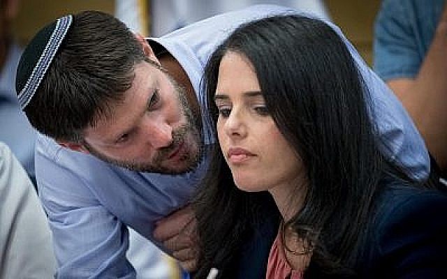 Ayelet Shaked et Bezalel Smotrich (à gauche) lors d'une commission parlementaire à la Knesset, le 9 juin 2017. (Crédit : Yonatan Sindel/Flash90) Ayelet Shaked et Bezalel Smotrich (à gauche) lors d'une commission parlementaire à la Knesset, le 9 juin 2017. (Crédit : Yonatan Sindel/Flash90)