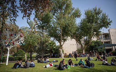 Photo d'illustration d'étudiants sur le campus de Rehovot de l'Université hébraïque, le 22 janvier 2018 (Crédit : Miriam Alster/FLASH90)