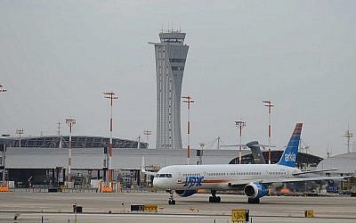 Une vue de l'aéroport Ben-Gurion près de Lod, le 8 mai 2018 (Crédit : Tomer Neuberg/Flash90) Une vue de l'aéroport Ben-Gurion près de Lod, le 8 mai 2018 (Crédit : Tomer Neuberg/Flash90)