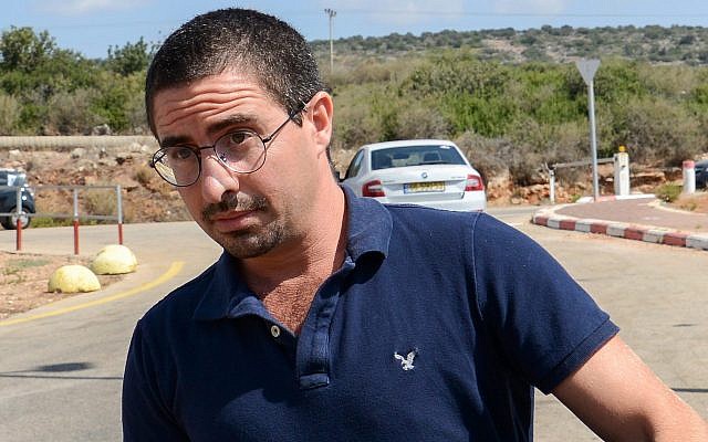 Le promoteur immobilier et personnalité du monde de la nuit Alon Kastiel lors de son arrivée à la prison Hermon, dans le nord d'Israël, pour y purger sa condamnation pour délits sexuels, le 26 août 2018 (Crédit : Meir Vaknin/Flash90) Le promoteur immobilier et personnalité du monde de la nuit Alon Kastiel lors de son arrivée à la prison Hermon, dans le nord d'Israël, pour y purger sa condamnation pour délits sexuels, le 26 août 2018 (Crédit : Meir Vaknin/Flash90)