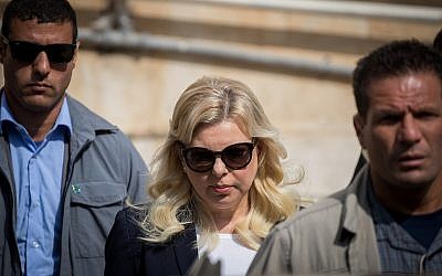 Sara Netanyahu, épouse du Premier ministre Benjamin Netanyahu, arrive au tribunal de première instance de Jérusalem, le 7 octobre 2018. (Yonatan Sindel/Flash90)