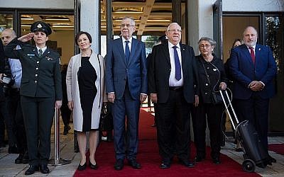 Le président israélien Reuven Rivlin et son épouse Nechama Rivlin, 3ème à droite, lors d'une cérémonie de bienvenue organisée à la résidence du président de Jérusalem pour le président autrichien Alexander Van der Bellen et  sa femme Doris Schmidauer, deuxième à gauche, le 4 février 2019 (Crédit :  Noam Revkin Fenton/Flash90)