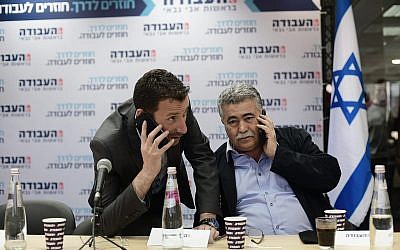 Les députés Travaillistes Itzik Shmuli, à gauche, et Amir Peretz au siège du parti à Tel Aviv, le 13 février 2019 (Crédit : Tomer Neuberg/Flash90)