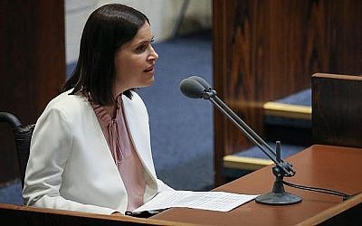 La députée Kakhol lavan Karine Elharrar s'exprime lors d'une session plénière de la Knesset, le 20 mai 2019. (Crédit : Noam Revkin Fenton/Flash90)