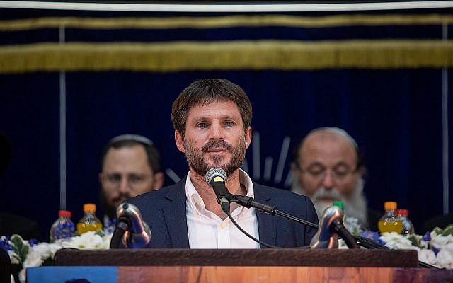 Le député Bezalel Smotrich, de l'Union des partis de droite, prend la parole lors de Yom Yeroushalayim à la yeshiva Mercaz Harav à Jérusalem, le 2 juin 2019. (Aharon Krohn/Flash90)