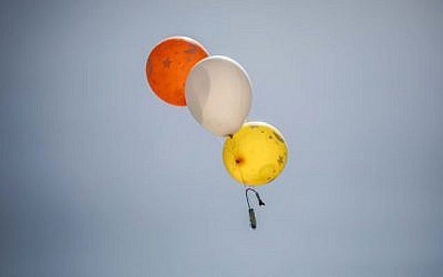 Un ballon transportant un dispositif incendiaire lancé depuis la bande de Gaza, le 31 mai 2019 (Crédit : Hassan Jedi/Flash90)