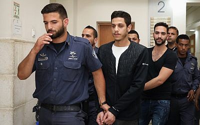 Meir Gamliel (au premier plan) et Natanel Sandrusi accusés de délit de fuite après avoir renversé et blessé gravement un garçon de 11 ans, arrivent à une audience au tribunal de district de Jérusalem, le 3 juin 2019. (Crédit : Noam Revkin Fenton/Flash90) Meir Gamliel (au premier plan) et Natanel Sandrusi accusés de délit de fuite après avoir renversé et blessé gravement un garçon de 11 ans, arrivent à une audience au tribunal de district de Jérusalem, le 3 juin 2019. (Crédit : Noam Revkin Fenton/Flash90)