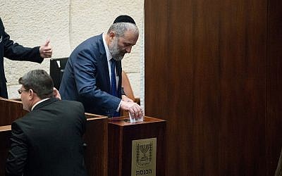 Le ministre de l'Intérieur Aryeh Deri vote pour la nomination du prochain contrôleur de l'État dans la salle des séances plénières de la Knesset à Jérusalem, le 3 juin 2019. (Yonatan Sindel/Flash90)