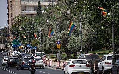 Des drapeaux de la Gay Pride accrochés rue Agron à Jérusalem, dans le centre-ville, avant le défilé de la Gay Pride qui aura lieu le 6 juin. Photo prise le 4 juin 2019 (Crédit : Hadas Parush/Flash90)