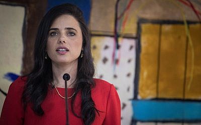 Ayelet Shaked s'exprimant lors de sa cérémonie d'adieu, dans les locaux du ministère de la Justice à Jérusalem, le 4 juin 2019. (Hadas Parush / Flash90)