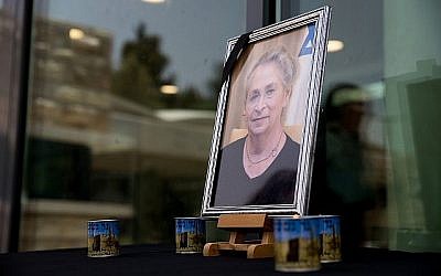 Des bougies placées à côté d'une photo de Nechama Rivlin, feu l'épouse du président Reuven Rivlin, aux abords de la résidence du président à Jérusalem, le 4 juin 2019 (Crédit : Yonatan Sindel/Flash90)