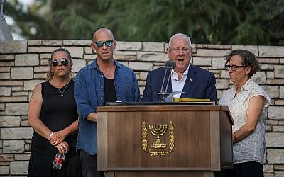 Le président Reuven Rivlin, accompagné de ses enfants, récite le Kaddish pour son épouse Nechama lors de ses funérailles au cimetière national du Mont Herzl à Jérusalem, le 5 juin 2019. (Hadas Parush / Flash90)