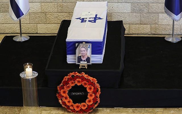 Le cercueil de Nechama Rivlin, la défunte épouse du président Reuven Rivlin, repose en l'état au Théâtre de Jérusalem, le 5 juin 2019. (Noam Revkin Fenton / Flash90)