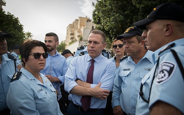 Le ministre de la Sécurité intérieure Gilad Erdan, (au centre), avec les forces de police lors du défilé annuel de la Gay Pride à Jérusalem, le 6 juin 2019. (Crédit : Yonatan Sindel/Flash90) Le ministre de la Sécurité intérieure Gilad Erdan, (au centre), avec les forces de police lors du défilé annuel de la Gay Pride à Jérusalem, le 6 juin 2019. (Crédit : Yonatan Sindel/Flash90)