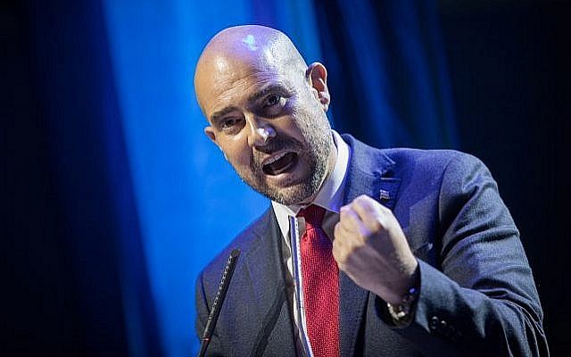 Le député du Likud Amir Ohana lors de son premier discours au poste de ministre de la Justice devant l'Association du barreau israélien à Jérusalem, le 10 juin 2019 (Crédit : Noam Revkin Fenton/Flash90)