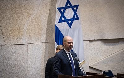 Amir Ohana, nouveau ministre de la Justice, durant sa cérémonie de prestation de serment à la Knesset de Jérusalem, le 12 juin 2019 (Crédit : Yonatan Sindel/Flash90)