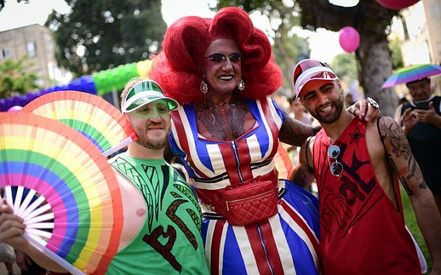 Des participants à la Gay Pride annuelle à Tel Aviv, le 14 juin 2019 (Crédit : Tomer Neuberg/Flash90) Des participants à la Gay Pride annuelle à Tel Aviv, le 14 juin 2019 (Crédit : Tomer Neuberg/Flash90)