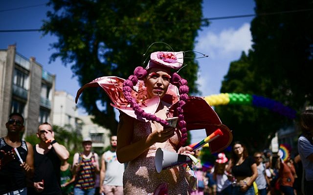 Des participants à la Gay Pride annuelle à Tel Aviv, le 14 juin 2019 (Crédit : Tomer Neuberg/Flash90) Des participants à la Gay Pride annuelle à Tel Aviv, le 14 juin 2019 (Crédit : Tomer Neuberg/Flash90)