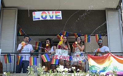 Des participants à la Gay Pride annuelle à Tel Aviv, le 14 juin 2019 (Crédit : Tomer Neuberg/Flash90)