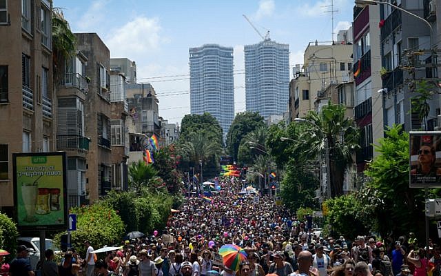 Des participants à la Gay Pride annuelle à Tel Aviv, le 14 juin 2019 (Crédit : Tomer Neuberg/Flash90) Des participants à la Gay Pride annuelle à Tel Aviv, le 14 juin 2019 (Crédit : Tomer Neuberg/Flash90)