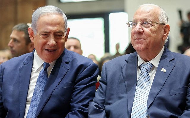 Le Premier ministre Benjamin Netanyahu, (à gauche), et le président Reuven Rivlin assistent à une cérémonie à la mémoire des présidents et Premiers ministres israéliens décédés qui a eu lieu à la résidence du Président à Jérusalem, le 17 juin 2019. (Noam Revkin Fenton/Flash90)